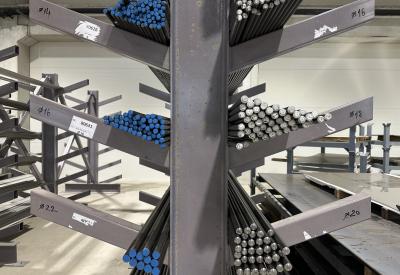 fi materijali na policama u magacinu Aktiv