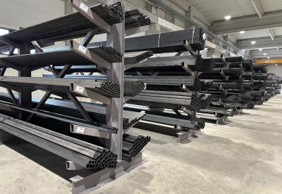 cevi na policama u magacinu