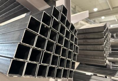 cevi na policama u magacinu