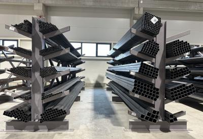 cevi na policama u magacinu