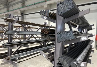 nosaci i profili na policama u magacinu