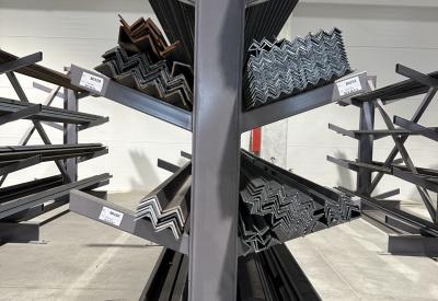 nosaci i profili na policama u magacinu