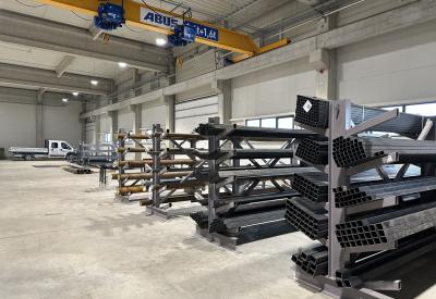 cevi na policama u magacinu