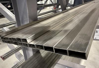 inox kvadratne cevi na policama