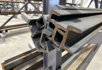 nosaci i profili na policama u magacinu